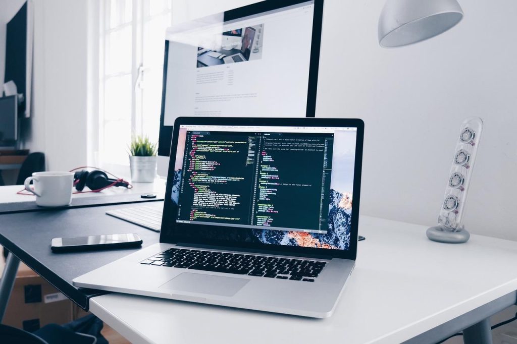 Computerwinkel in Gouda met assortiment van laptops, reparatieservices en technologische oplossingen voor particulieren en be