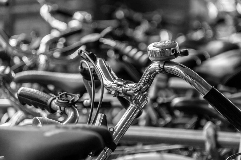 Fietsenmaker in Roosendaal werkt aan fietsonderhoud en reparaties voor fietsliefhebbers