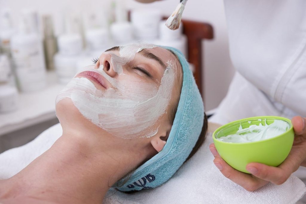 Massage in Deventer: serene massagesalon met therapeut die massagebehandeling geeft aan klant